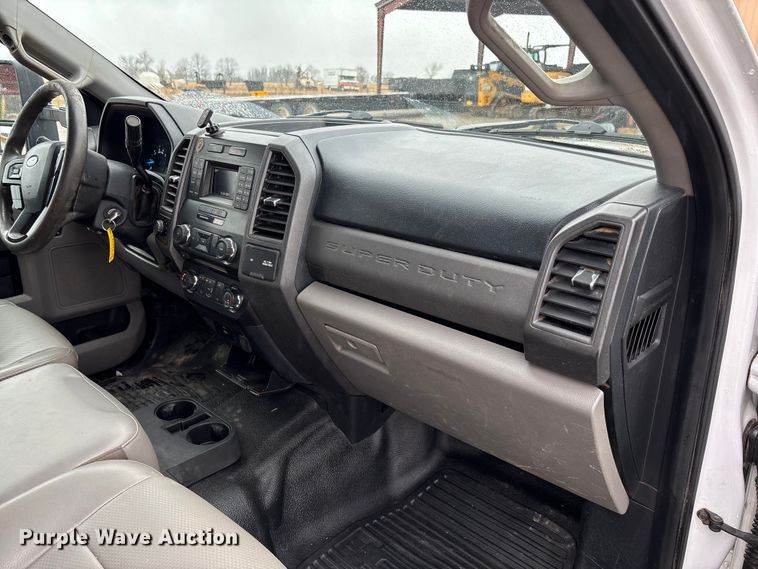 image for item EV3359 2017 Ford F350 Super Duty XL Crew Cab flatbed pickup truck