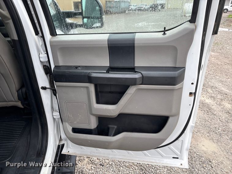 image for item EV3359 2017 Ford F350 Super Duty XL Crew Cab flatbed pickup truck