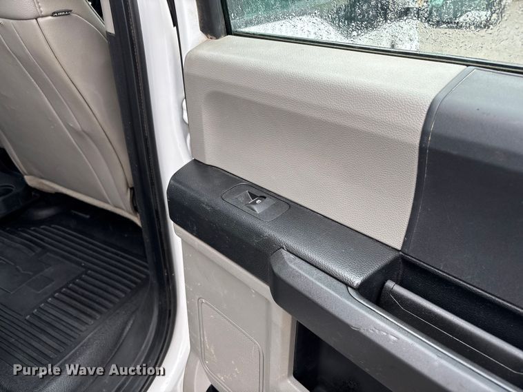 image for item EV3359 2017 Ford F350 Super Duty XL Crew Cab flatbed pickup truck