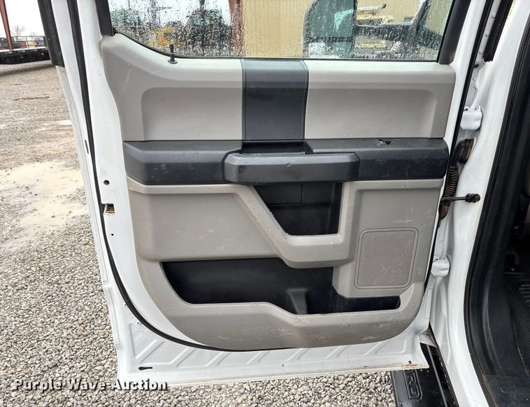 image for item EV3359 2017 Ford F350 Super Duty XL Crew Cab flatbed pickup truck