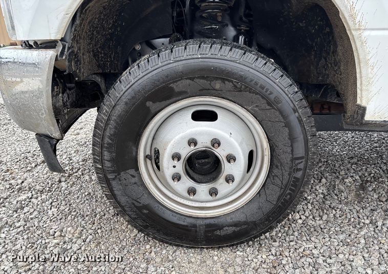 image for item EV3359 2017 Ford F350 Super Duty XL Crew Cab flatbed pickup truck