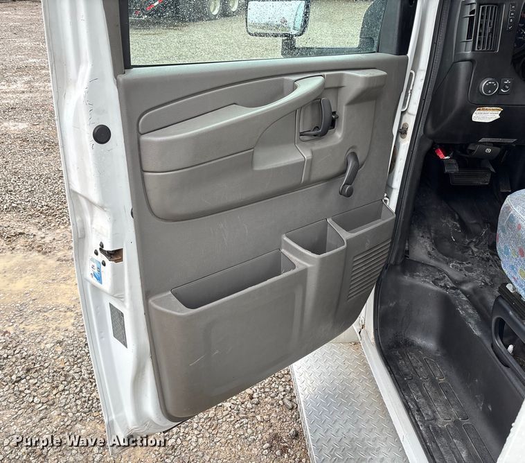 image for item EV3361 2014 Chevrolet 4500 Express shuttle bus