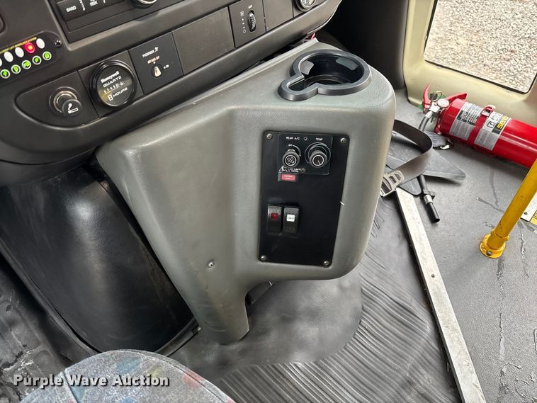 image for item EV3361 2014 Chevrolet 4500 Express shuttle bus