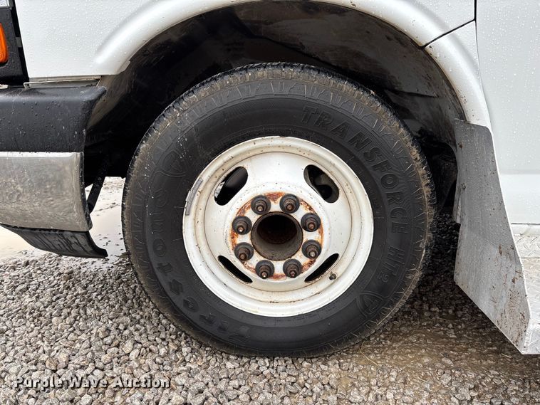 image for item EV3361 2014 Chevrolet 4500 Express shuttle bus