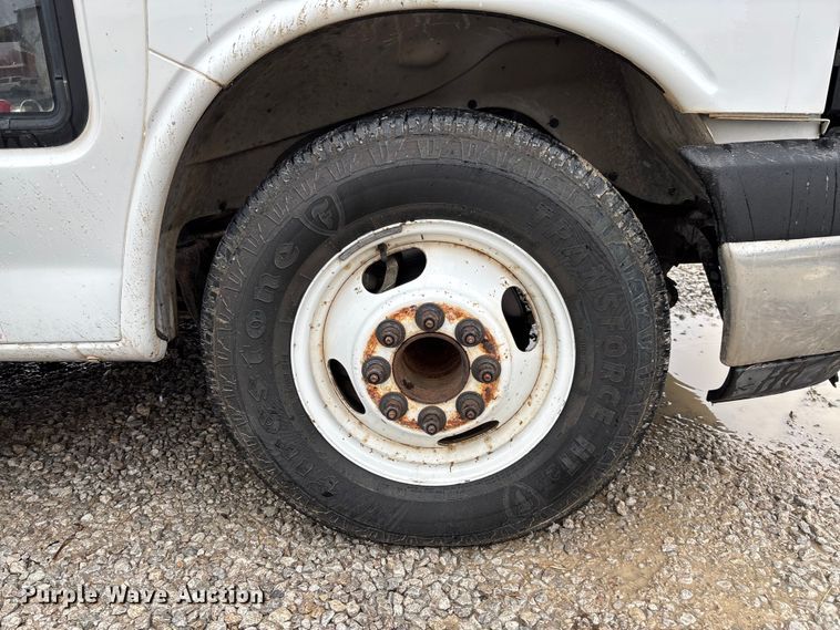 image for item EV3361 2014 Chevrolet 4500 Express shuttle bus