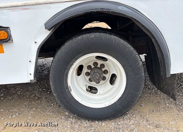 image for item EV3361 2014 Chevrolet 4500 Express shuttle bus