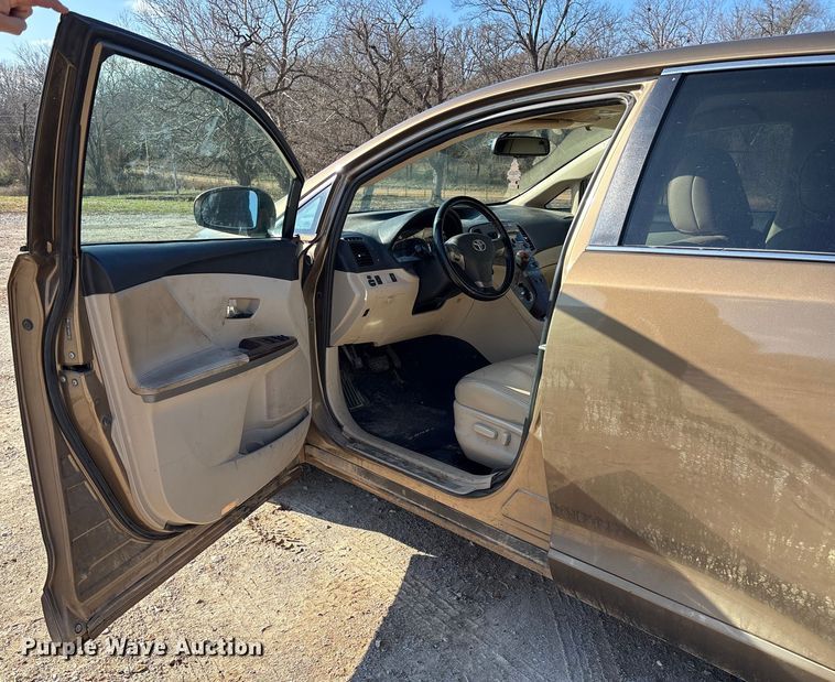 image for item EV3392 2009 Toyota Venza van