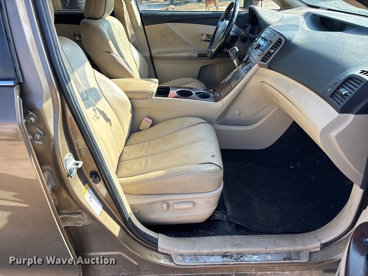 image for item EV3392 2009 Toyota Venza van