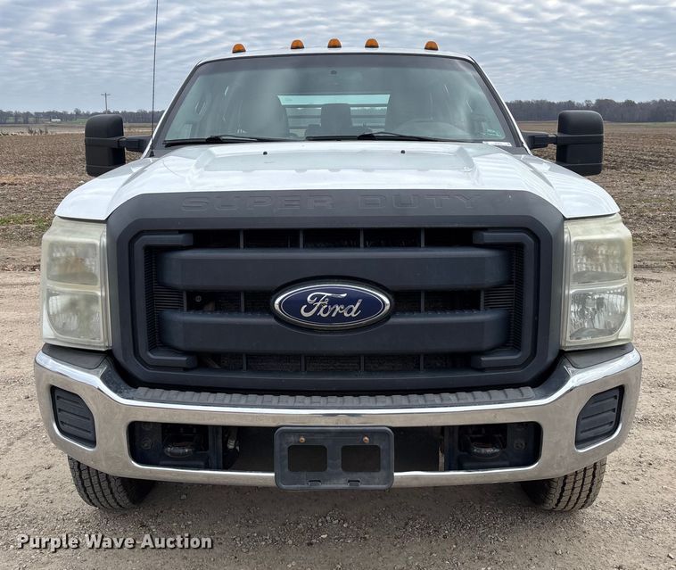 image for item EV3475 2013 Ford F350 Super Duty Crew Cab flatbed pickup truck