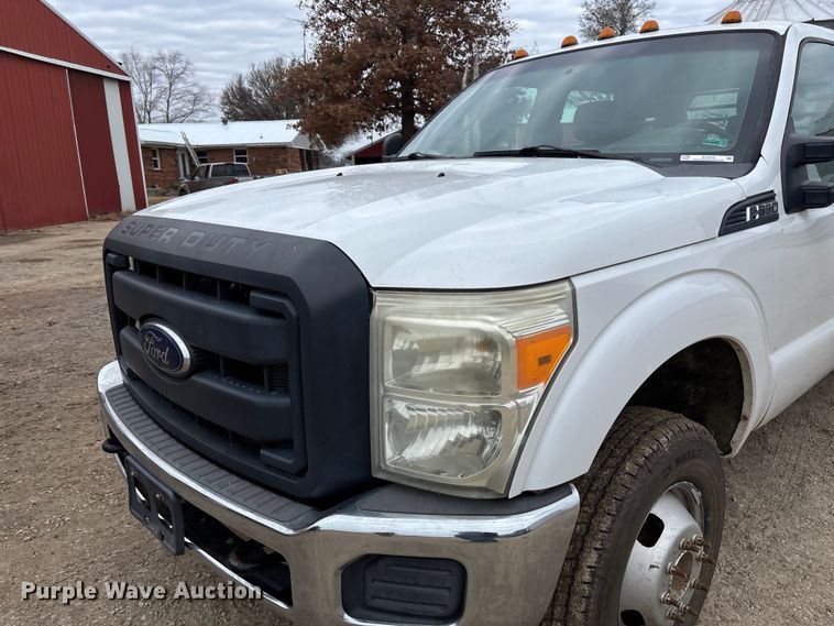 image for item EV3475 2013 Ford F350 Super Duty Crew Cab flatbed pickup truck
