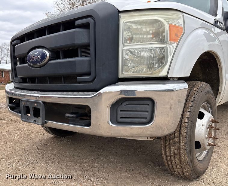 image for item EV3475 2013 Ford F350 Super Duty Crew Cab flatbed pickup truck