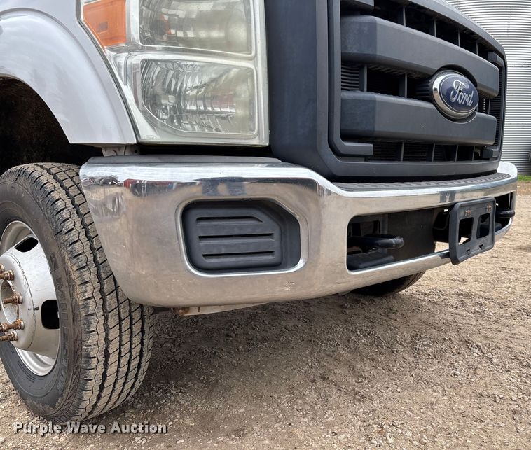 image for item EV3475 2013 Ford F350 Super Duty Crew Cab flatbed pickup truck