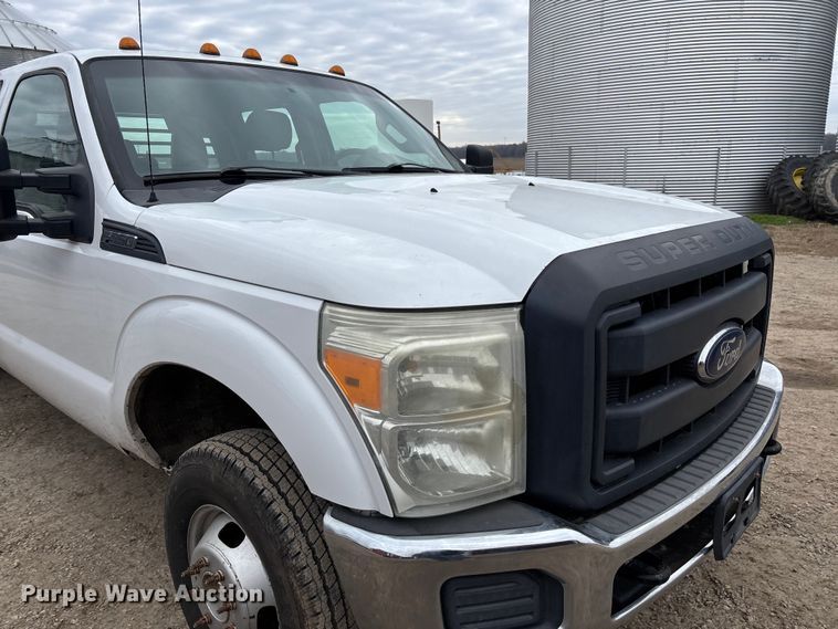 image for item EV3475 2013 Ford F350 Super Duty Crew Cab flatbed pickup truck