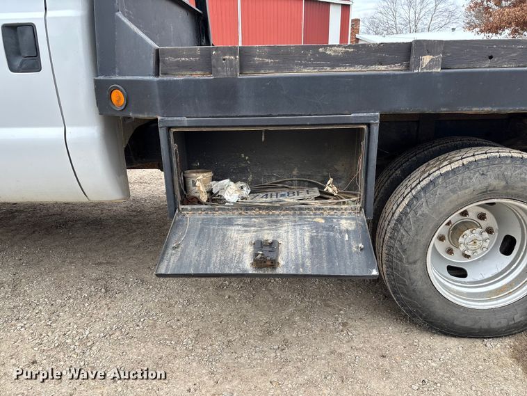 image for item EV3475 2013 Ford F350 Super Duty Crew Cab flatbed pickup truck