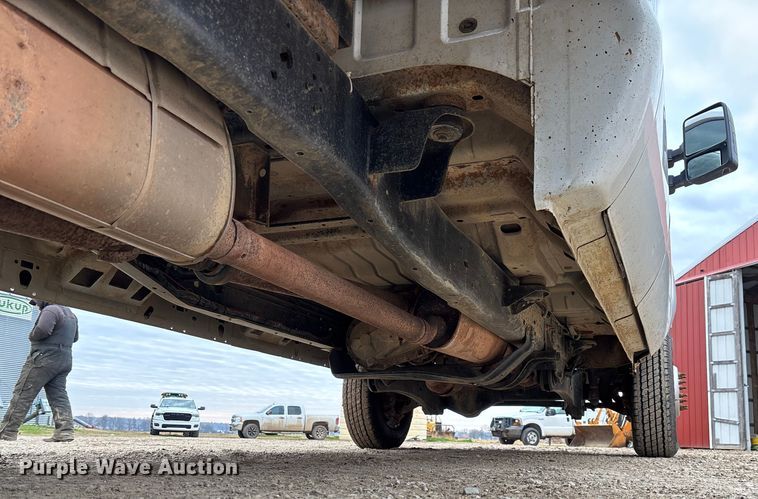 image for item EV3475 2013 Ford F350 Super Duty Crew Cab flatbed pickup truck