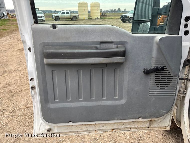 image for item EV3475 2013 Ford F350 Super Duty Crew Cab flatbed pickup truck