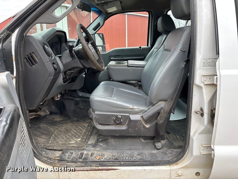 image for item EV3475 2013 Ford F350 Super Duty Crew Cab flatbed pickup truck