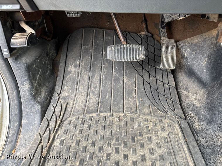 image for item EV3475 2013 Ford F350 Super Duty Crew Cab flatbed pickup truck