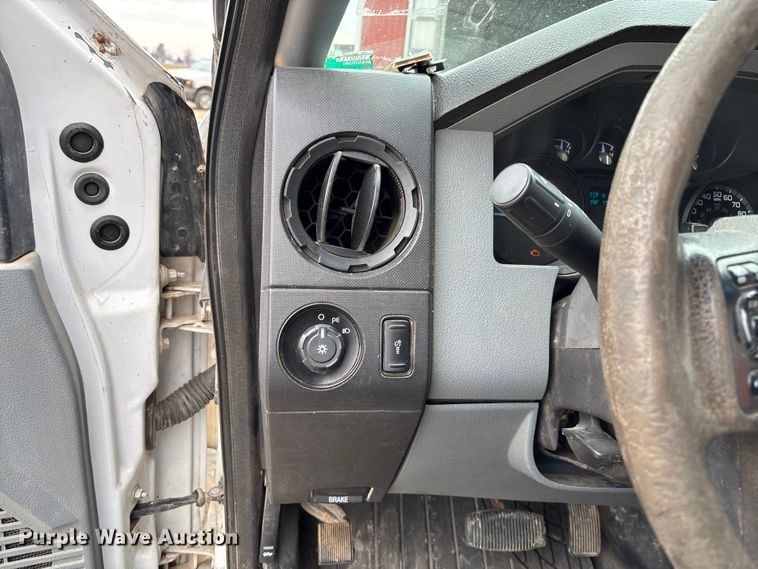 image for item EV3475 2013 Ford F350 Super Duty Crew Cab flatbed pickup truck