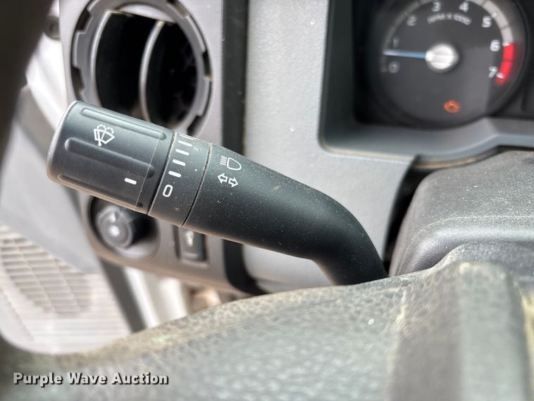 image for item EV3475 2013 Ford F350 Super Duty Crew Cab flatbed pickup truck