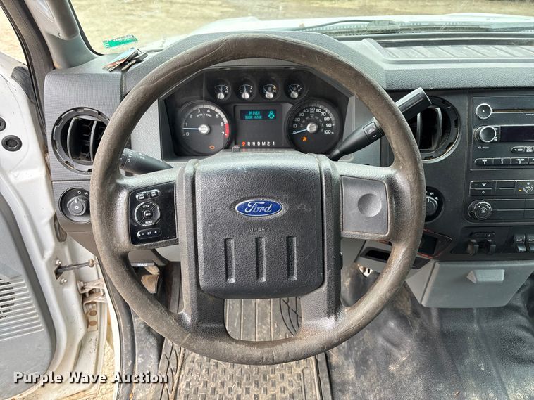 image for item EV3475 2013 Ford F350 Super Duty Crew Cab flatbed pickup truck