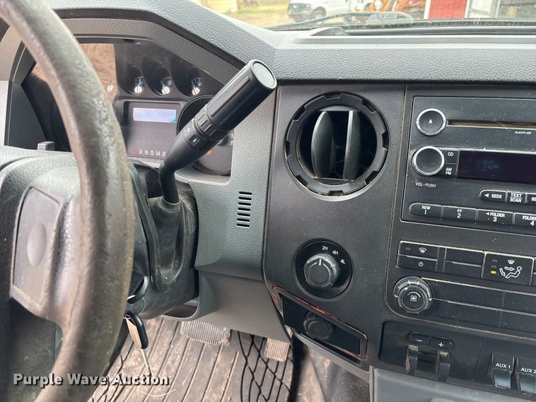 image for item EV3475 2013 Ford F350 Super Duty Crew Cab flatbed pickup truck