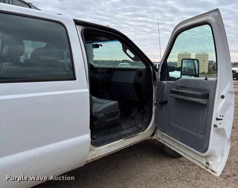 image for item EV3475 2013 Ford F350 Super Duty Crew Cab flatbed pickup truck