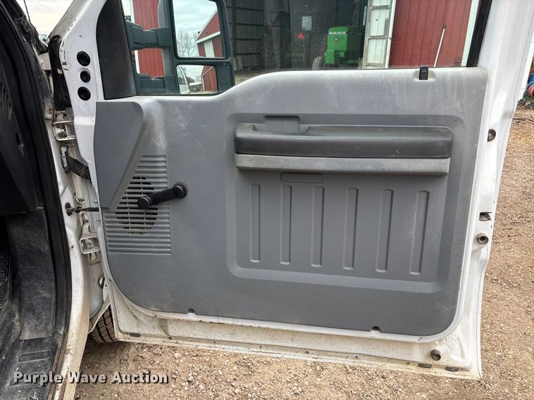 image for item EV3475 2013 Ford F350 Super Duty Crew Cab flatbed pickup truck