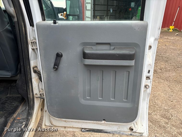 image for item EV3475 2013 Ford F350 Super Duty Crew Cab flatbed pickup truck