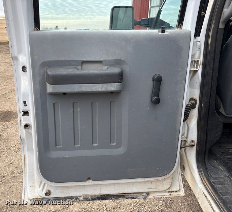 image for item EV3475 2013 Ford F350 Super Duty Crew Cab flatbed pickup truck