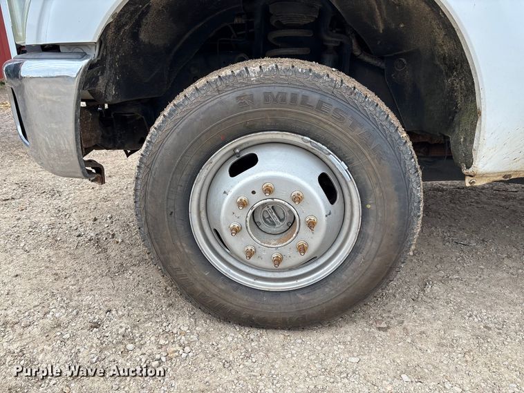 image for item EV3475 2013 Ford F350 Super Duty Crew Cab flatbed pickup truck