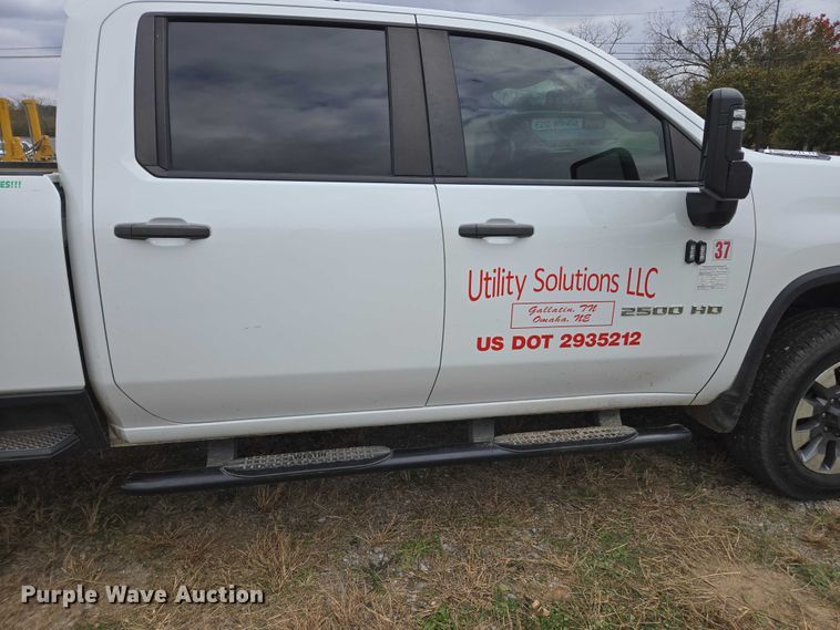 image for item EV4398 2022 Chevrolet Silverado 2500HD Crew Cab pickup truck