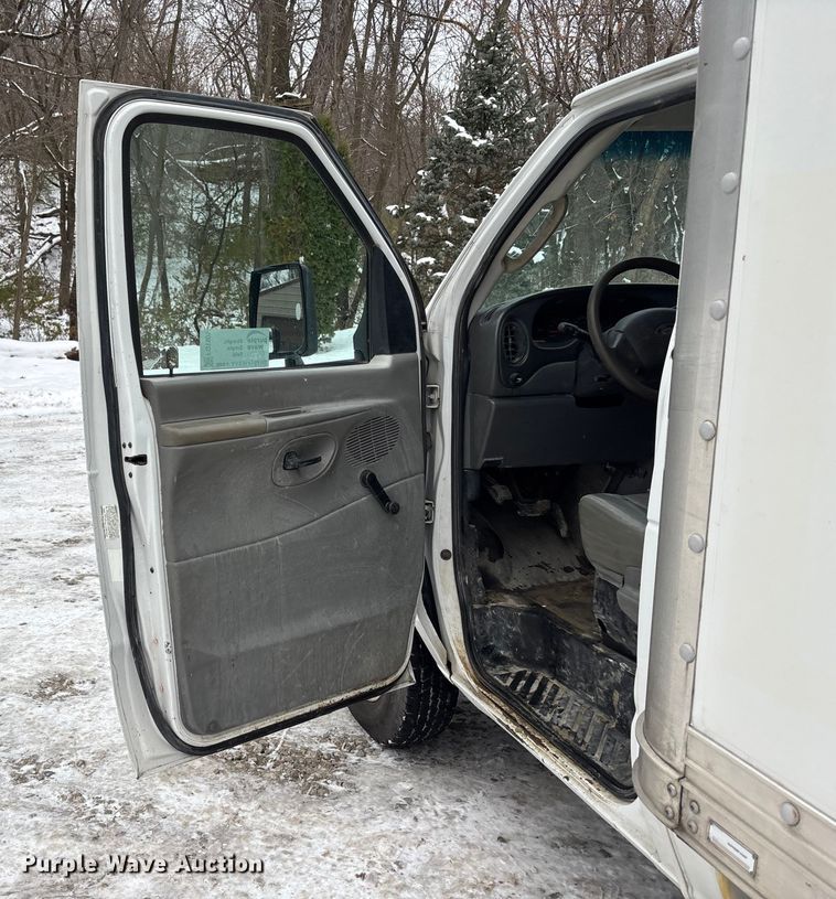 image for item FG1505 2005 Ford E350 box truck