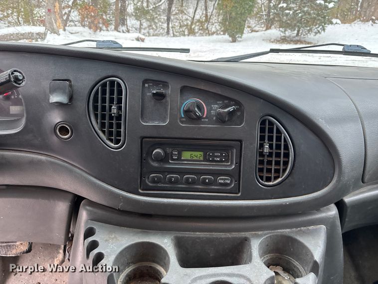 image for item FG1505 2005 Ford E350 box truck