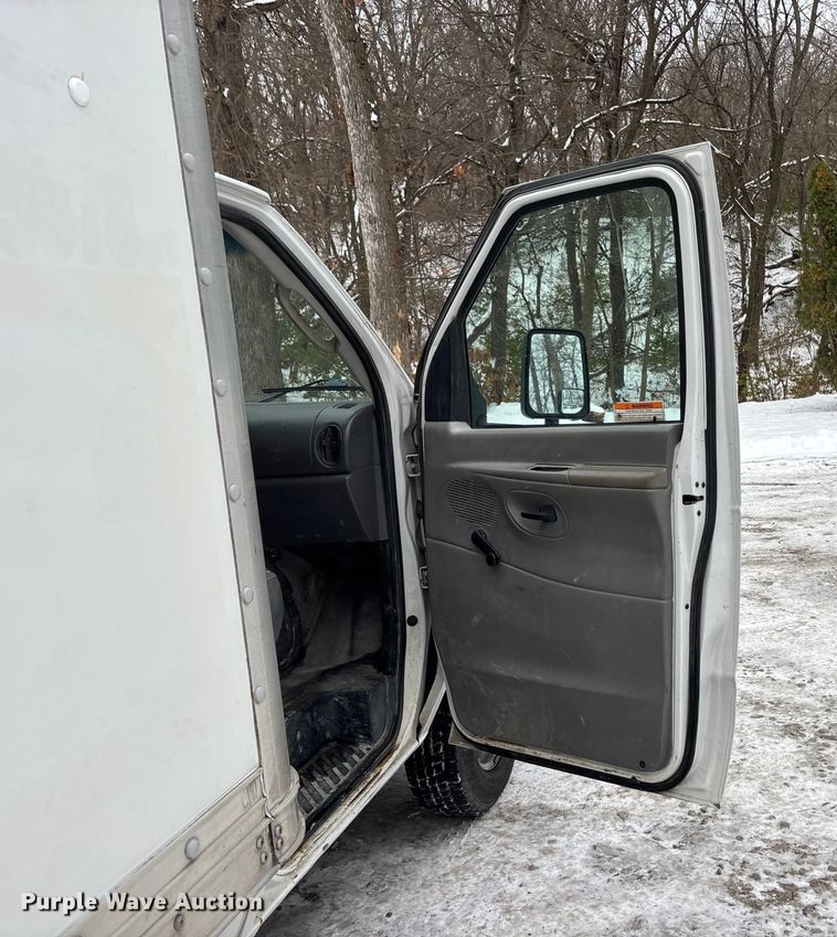 image for item FG1505 2005 Ford E350 box truck