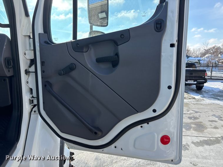 image for item FG1508 2011 Freightliner Business Class M2 utility / service truck