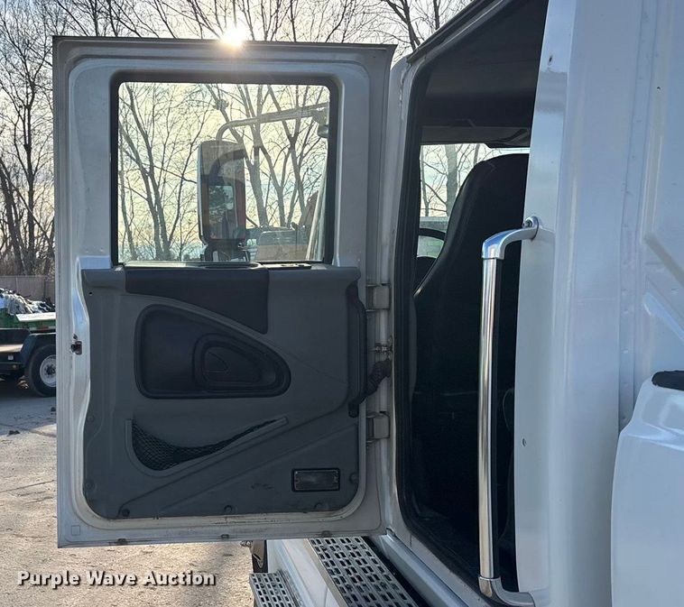 image for item FG1530 2007 International RX  Crew Cab truck