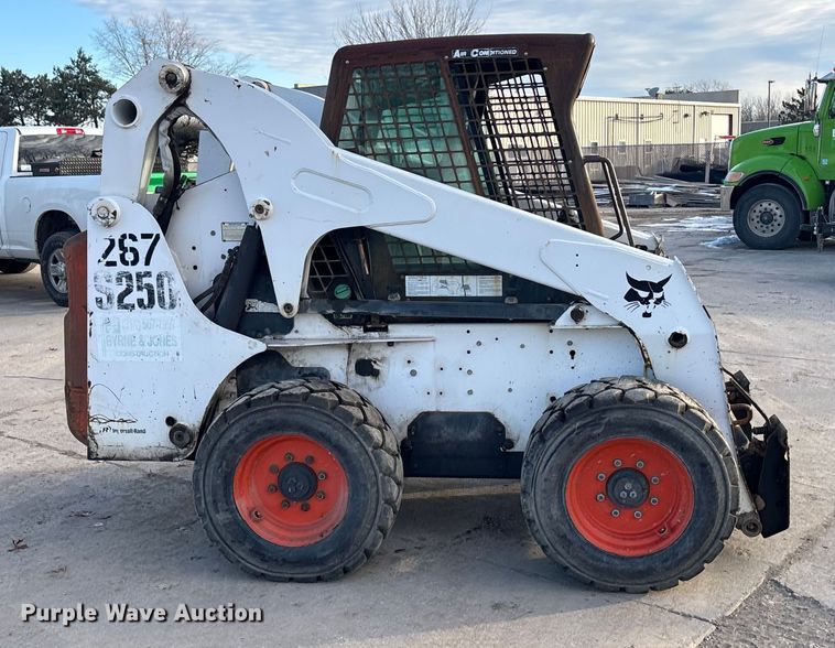 image for item FG1532 2006 Bobcat S250 skid steer loader