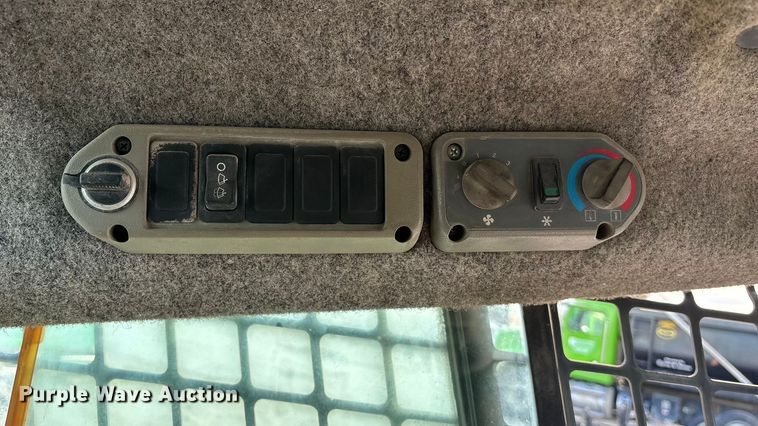 image for item FG1532 2006 Bobcat S250 skid steer loader