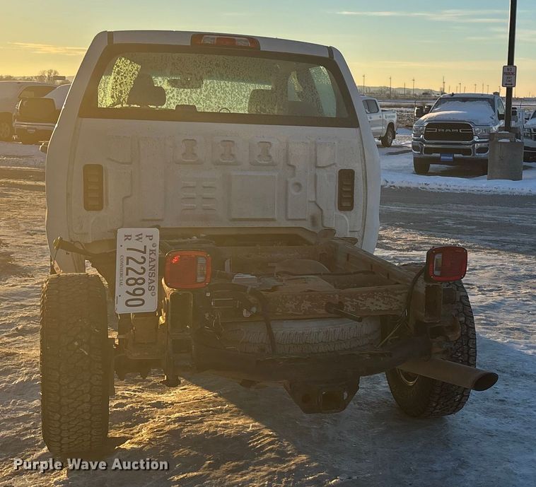 image for item FG1539 2015 Chevrolet Silverado 2500HD Crew Cab pickup truck cab and chassis