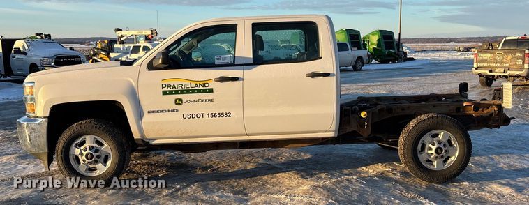 image for item FG1539 2015 Chevrolet Silverado 2500HD Crew Cab pickup truck cab and chassis