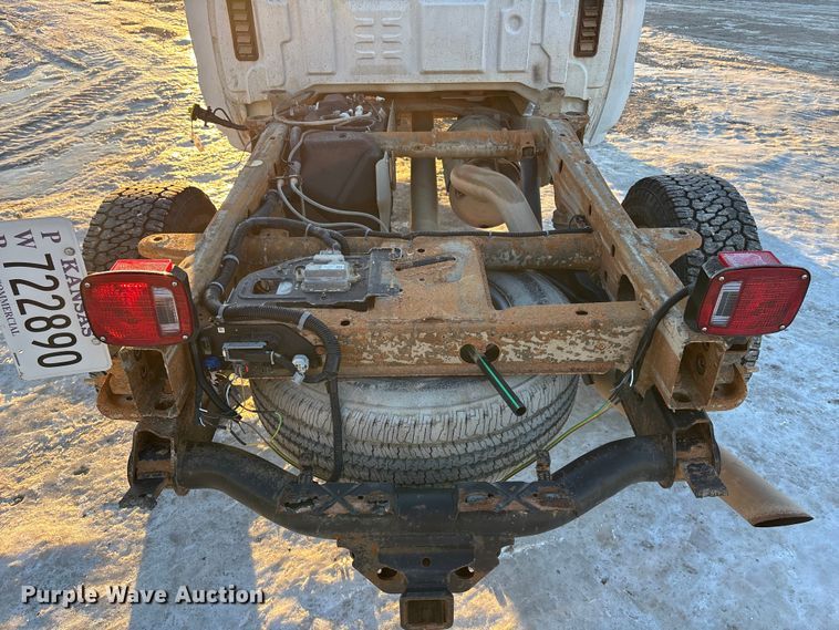 image for item FG1539 2015 Chevrolet Silverado 2500HD Crew Cab pickup truck cab and chassis