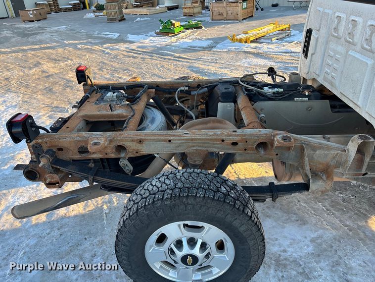 image for item FG1539 2015 Chevrolet Silverado 2500HD Crew Cab pickup truck cab and chassis