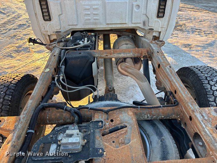 image for item FG1539 2015 Chevrolet Silverado 2500HD Crew Cab pickup truck cab and chassis