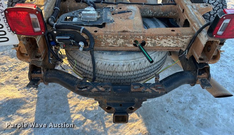 image for item FG1539 2015 Chevrolet Silverado 2500HD Crew Cab pickup truck cab and chassis