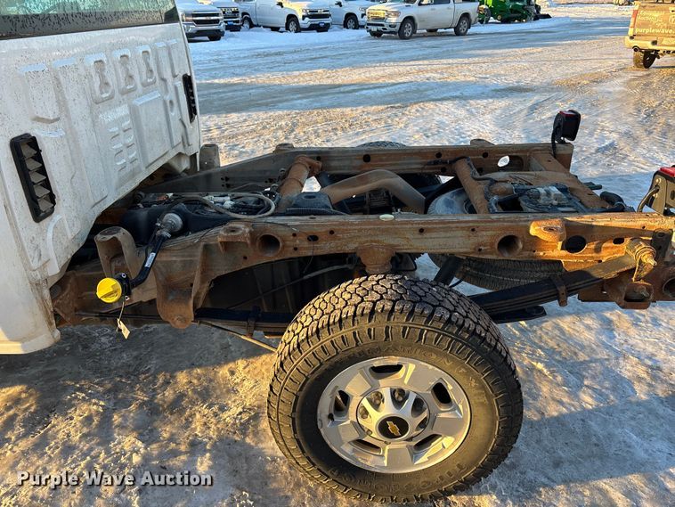 image for item FG1539 2015 Chevrolet Silverado 2500HD Crew Cab pickup truck cab and chassis