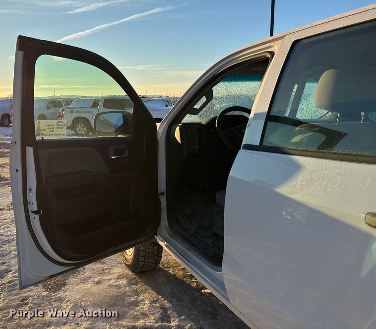 image for item FG1539 2015 Chevrolet Silverado 2500HD Crew Cab pickup truck cab and chassis