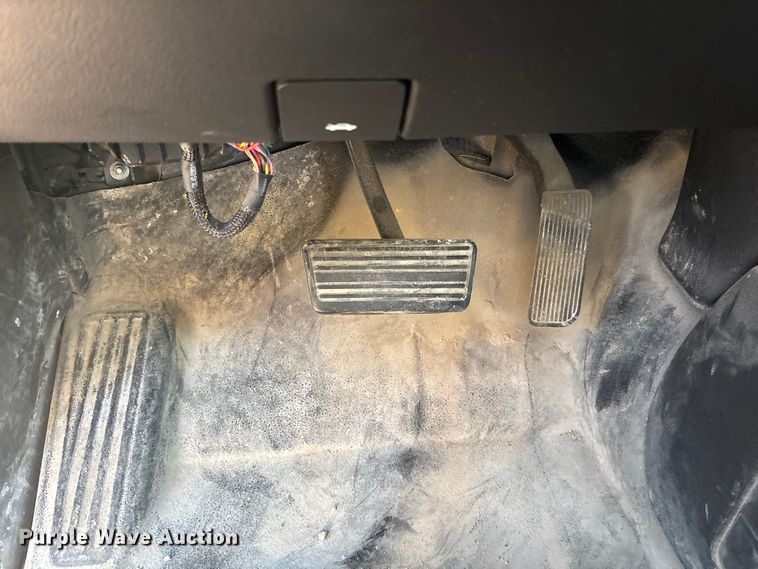 image for item FG1539 2015 Chevrolet Silverado 2500HD Crew Cab pickup truck cab and chassis