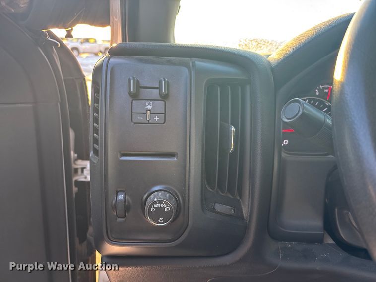 image for item FG1539 2015 Chevrolet Silverado 2500HD Crew Cab pickup truck cab and chassis