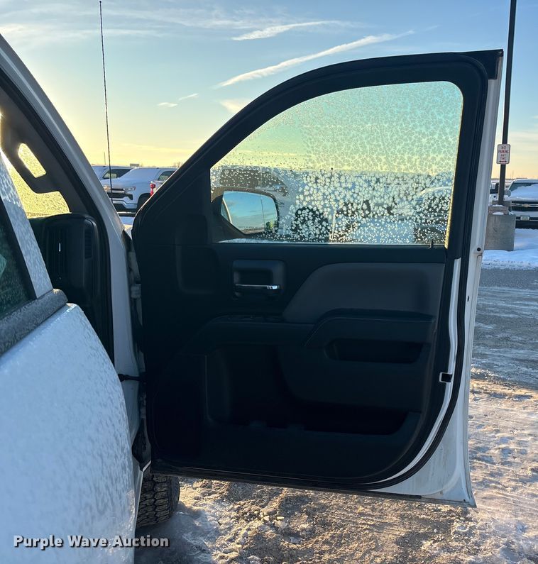 image for item FG1539 2015 Chevrolet Silverado 2500HD Crew Cab pickup truck cab and chassis